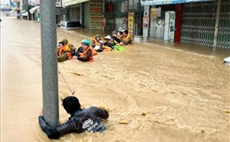 Căng mình sơ tán dân và cứu nạn trong mưa lũ lịch sử ở miền Trung - Tây Nguyên