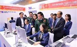 Đại tướng Nguyễn Trọng Nghĩa thăm khu tác nghiệp của TTXVN tại Đại hội XIV của Đảng