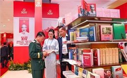 Đại biểu tham quan Trưng bày sách, báo chào mừng Đại hội XIV của Đảng