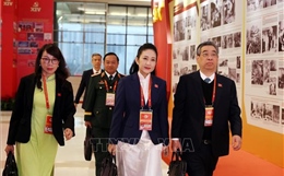 Đại biểu đến dự phiên thảo luận tại hội trường về các văn kiện Đại hội