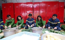 Cảnh sát PCCC Thủ đô vừa gói bánh chưng vừa ứng trực Tết