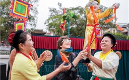 Múa rối cạn Tế Tiêu thu hút đông đảo người dân Thủ đô và du khách