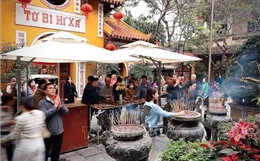 Hà Nội: Người dân đi lễ Rằm tháng Giêng cầu an đầu năm