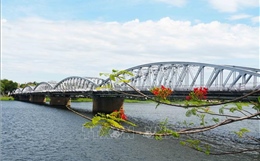 Cầu Trường Tiền (Huế) được trả lại màu sơn nhũ bạc nguyên bản