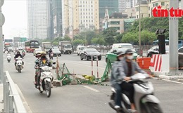 Các phương tiện &#39;xé rào&#39; đi lên cầu vượt thép Mai Dịch chưa được thông xe
