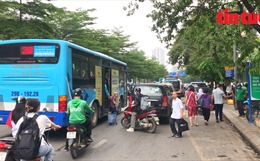 Ô tô xếp hai hàng dài chờ đăng kiểm, xe buýt phải đón trả khách giữa đường