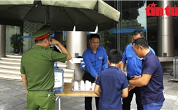 Thanh niên TTXVN hỗ trợ thông tin và nước uống cho người dân đến viếng Tổng Bí thư 