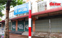 Nghịch lý tầng 1 nhà tái định cư bỏ không, người dân căng ô dù buôn bán bên ngoài