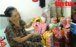 Cặp vợ chồng ở phố cổ Hà Nội làm 3.000 mặt nạ giấy bồi đón Tết Trung thu