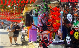 Choáng ngợp phố Hàng Mã ngập tràn sắc màu ‘ma mị’ đón Halloween