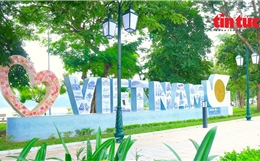 Trái tim gốm sứ gắn kết ba miền xuất hiện giữa lòng Hà Nội