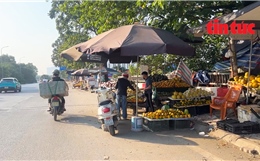 Tiểu thương căng ô dù &#39;lập chợ&#39; trên Đại lộ Thăng Long