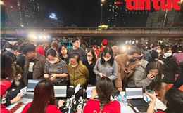 Ngày vía Thần Tài 2026: Giá vàng giảm, người dân xếp hàng mua đến tối muộn