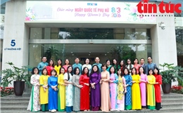 Sắc áo dài rạng rỡ trên phố dịp Quốc tế Phụ nữ 8/3