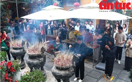 Người dân đến chùa gửi gắm ước nguyện bình an ngày Rằm tháng Giêng