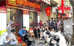 Chuyên gia cảnh báo tâm lý FOMO xếp hàng 'bắt đáy' khi giá vàng giảm sâu 