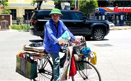 Người lao động oằn mình mưu sinh dưới nắng nóng gần 40 độ C