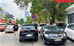 Ô tô đỗ tràn lan tại khu đô thị mới Cầu Giấy bất chấp biển cấm