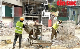 Công nhân, shipper 'đốt sức' giữa nắng nóng đầu mùa hè ở Hà Nội