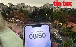 Bầu trời Hà Nội tối sầm, phương tiện, hàng quán lên đèn giữa ban ngày