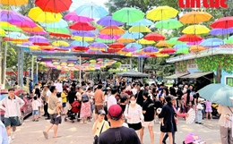 Người Hà Nội nô nức đưa con đi vườn thú vui chơi trong kỳ nghỉ lễ