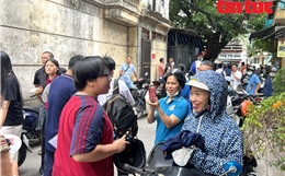 Nhiều phụ huynh gác công việc, sát cánh cùng sĩ tử