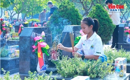 Người dân dâng hương, thành kính tri ân các Anh hùng liệt sĩ tại Nghĩa trang Mai Dịch