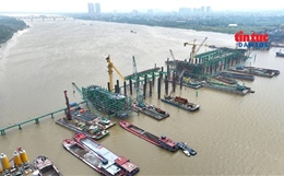 Cầu Trần Hưng Đạo lắp những dầm thép đầu tiên, hướng tới dựng vòm 'vô cực'