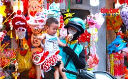 Sắc màu Trung thu phủ kín phố Hàng Mã, đồ chơi truyền thống hút khách