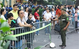 Hà Nội: Phụ huynh hồi hộp, lo lắng ngóng chờ con thi vào lớp 10