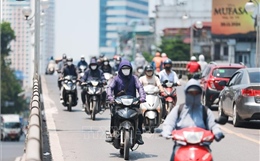 Người dân Hà Nội chống chọi với nắng nóng gay gắt đầu tháng 7