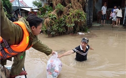 Đắk Lắk: Tiếp tế lương thực thiết yếu vào khu vực còn bị ngập sâu