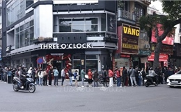 Giá vàng liên tục lập đỉnh mới, người dân 'rồng rắn' chờ mua