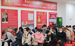 Xếp hàng từ lúc trời chưa sáng để chờ mua vàng Ngày vía Thần Tài