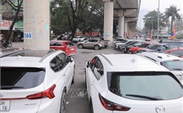 Tái diễn đỗ xe bừa bãi trên vỉa hè, lòng đường, gầm cầu Hà Nội