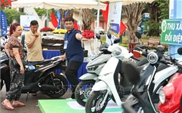 Hà Nội: Người dân hào hứng tham gia chương trình 'hỗ trợ tư vấn thu xăng đổi điện'