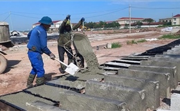 Công nhân vượt nắng nóng, giữ tiến độ các dự án tại Ninh Bình