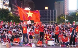Bầu không khí sôi động tại phố đi bộ Nguyễn Huệ cổ vũ đội tuyển Việt Nam