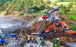 Đường sắt Việt Nam 1 năm vượt qua bão lũ