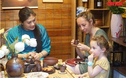 Lan toả văn hoá Thủ đô qua chén trà sen ngát hương