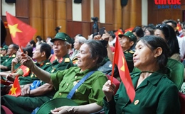 'Trên chiếc xe lăn’: Thước phim bất tử về nghị lực và khát vọng hòa bình 
