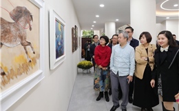 Báo Nhân Dân ra mắt trưng bày tranh ngựa bên hồ Gươm