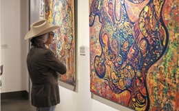 Cha con họa sĩ Đào Anh Khánh, Đào Anh Thơ tạo dấu ấn với triển lãm ‘Dòng chảy đột biến’