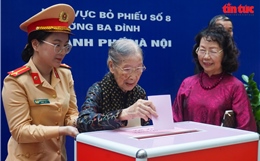 Cử tri 101 tuổi phấn khởi đi bầu cử cùng con cháu