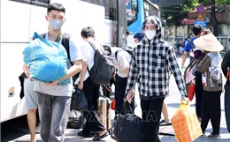 Người dân lỉnh kỉnh đồ đạc trở lại Thủ đô sau kỳ nghỉ lễ 2/9