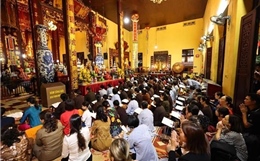 Hàng ngàn ngôi chùa trên cả nước đồng loạt cầu nguyện quốc thái, dân an
