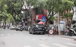 Vẫn bát nháo tình trạng chiếm vỉa hè, biến lối đi bộ thành bãi giữ xe ở Hà Nội