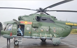 Trực thăng Trung đoàn Không quân 930 vận chuyển hàng tiếp tế cho người dân vùng lũ