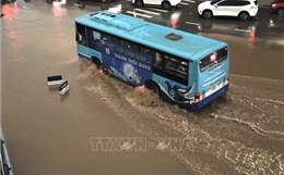 Giờ tan tầm mưa to, một số tuyến phố Hà Nội ngập úng