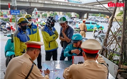 Hà Nội không khoan nhượng với xe ôm công nghệ leo vỉa hè